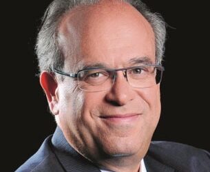 مدير المعهد الوطني السابق للسرطان بفرنسا يطالب صانعي السياسات بتشجيع المدخنين على الإقلاع عن التدخين