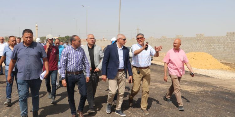 نائب رئيس «هيئة المجتمعات العمرانية» يتابع سير العمل وموقف الخدمات المقدمة للمواطنين بمدينتى الشيخ زايد و6 أكتوبر