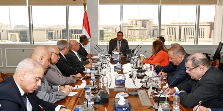 وزير الإسكان يعقد اجتماعه مع جهات وقطاعات الوزارة.. ويستعرض خطة العمل وخارطة الطريق التى ستتبعها الوزارة خلال الفترة المقبلة