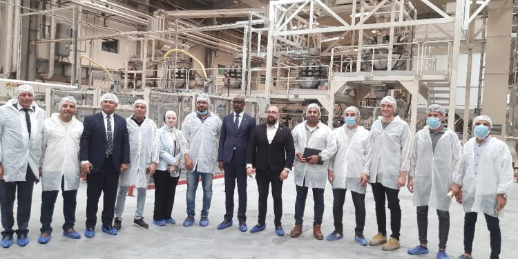 سفير رواندا يزور مصانع المصرية السويسرية ويبحث تعزيز التعاون المشترك
