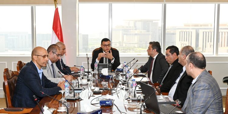 وزير الإسكان يتابع موقف تنفيذ مشروعات الشراكة مع المطورين العقاريين بـالقاهرة الجديدة