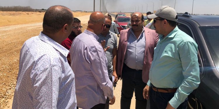 مساعد نائب رئيس هيئة المجتمعات العمرانية يتابع سير العمل بمشروعات المرافق والطرق بمدينة سفنكس الجديد
