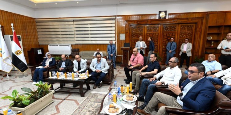 خلال متابعته لسير العمل بالمدن الجديدة غرب القاهرة .. وزير الإسكان يصدر حزمة من التوجيهات والتكليفات لمسئولى «هيئة المجتمعات العمرانية الجديدة» وأجهزة المدن الجديدة