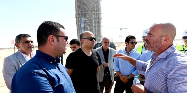 فى ختام جولة بدأت الـ8 صباحاً .. وزير الإسكان يتفقد الموقف التنفيذى لمشروع أبراج الداون تاون بمدينة العلمين الجديدة