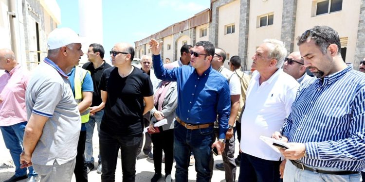 عقب زيارته لمدينة رأس الحكمة .. وزير الإسكان يتفقد محطة التحلية بالضبعة .. ويتابع مخطط استعمالات الأراضى لتجمع غرب الضبعة