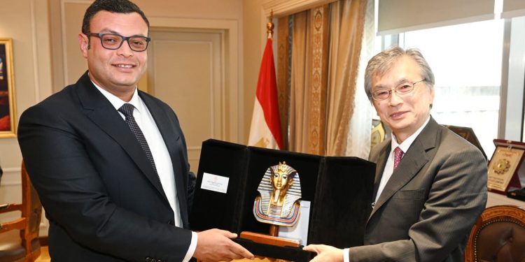 وزير الإسكان يبحث مع السفير الياباني بالقاهرة تعزيز التعاون فى مجال التشييد والبناء.. وجذب المزيد من الاستثمارات الأجنبية