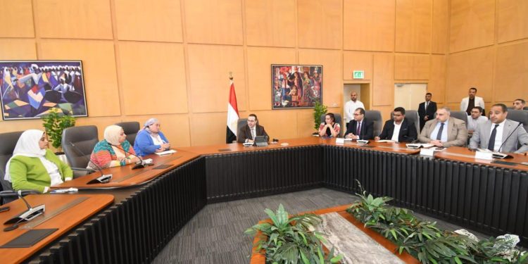 خلال اجتماعه بهم بمقر الوزارة: المشرف على مكتب وزير الإسكان ينقل حزمة من تكليفات وتوجيهات وزير الإسكان لـ «معاوني رؤساء أجهزة المدن الجديدة»