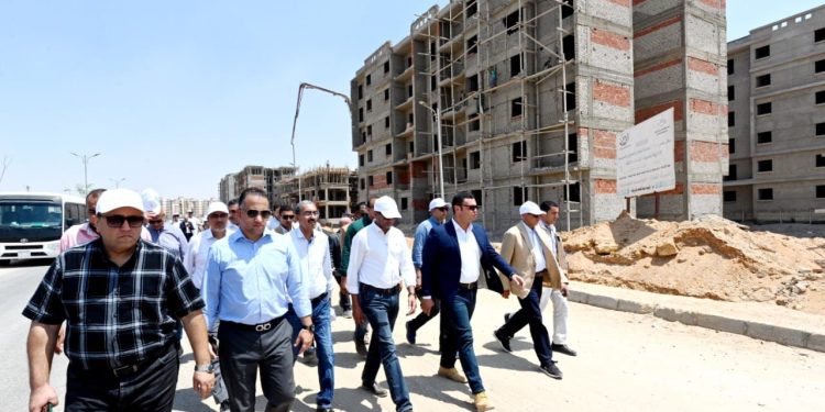 وزير الإسكان يتفقد موقف تنفيذ الوحدات السكنية للموظفين المنتقلين للعاصمة الإدارية بمنطقة «زهرة العاصمة» بمدينة بدر