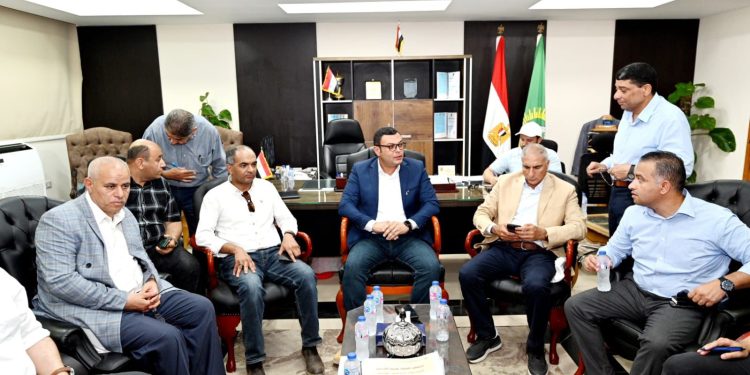 خلال اجتماعه لمتابعة سير العمل بمدينة الشروق .. وزير الإسكان يوجه بوضع خطة لإنهاء ملفات تقنين الأراضى المضافة.. وتعظيم الاستفادة من حصة الهيئة