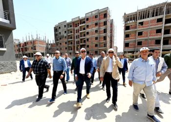 وزير الإسكان يتفقد مشروع «سكن مصر» وروافع المياه والصرف.. وترفيق الأراضي المضافة بمدينة الشروق