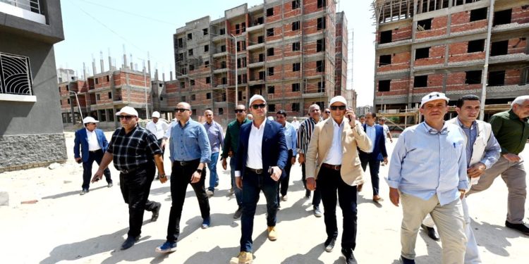 وزير الإسكان يتفقد مشروع «سكن مصر» وروافع المياه والصرف.. وترفيق الأراضي المضافة بمدينة الشروق