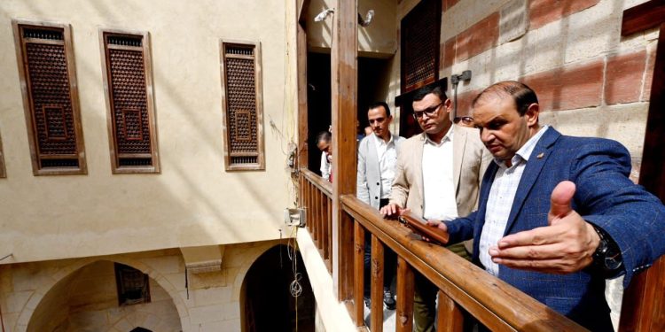 ينفذه الجهاز المركزي للتعمير: وزير الإسكان يتفقد سير العمل بمشروع ترميم وإعادة تأهيل وتوظيف وكالة قايتباى بالجمالية بمحافظة القاهرة