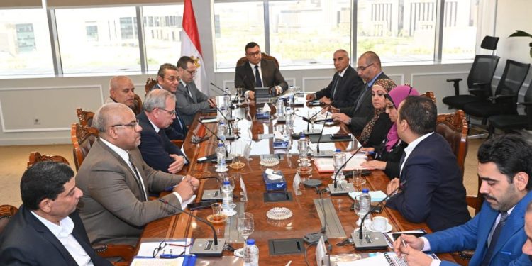 وزير الإسكان يتابع موقف طلبات تقنين الأوضاع وأعمال الطرق والمرافق للأراضي المضافة لمدينتى الشروق والعبور الجديدة