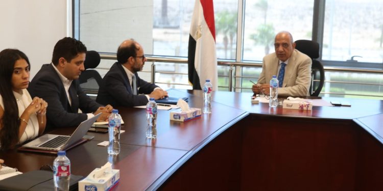 وزير الكهرباء والطاقة المتجددة يبحث مع وفد بنك الاستثمار الأوروبى دعم وتعزيز فرص التعاون فى مختلف المجالات