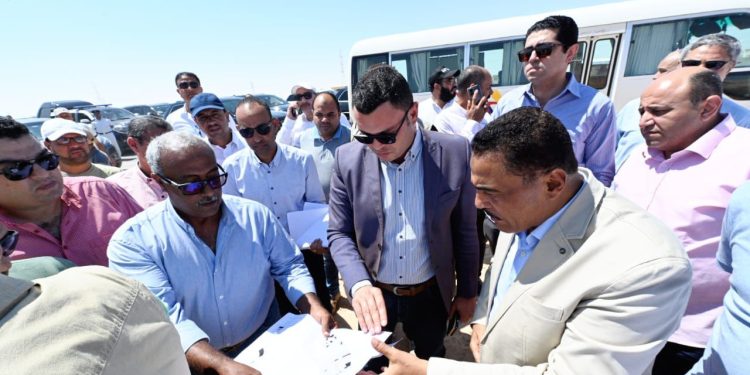 لمتابعة الاستعدادات لتسليمها .. وزير الإسكان ومحافظ مطروح يتجولان بمنطقة الأراضى البديلة لأصحاب التواجدات بمدينة «رأس الحكمة الجديدة»