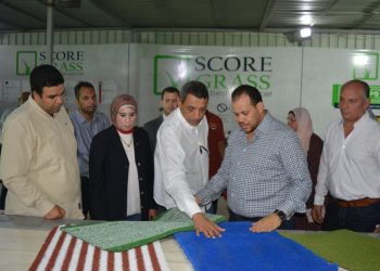 بالصور.. محافظ السويس يتفقد مصنع «سكور جراس» بالمنطقة الصناعية