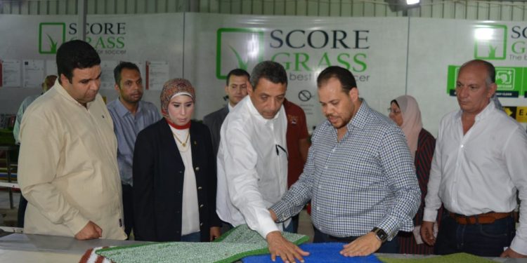 بالصور.. محافظ السويس يتفقد مصنع «سكور جراس» بالمنطقة الصناعية