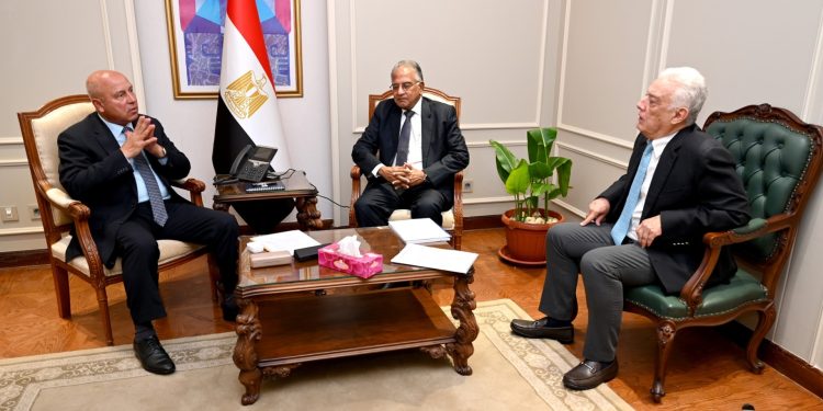 وزير الصناعة يلتقي وفد شركة «تى سى آي سانمار الهندية للكيماويات» لبحث فرص الاستثمار بالسوق المصري