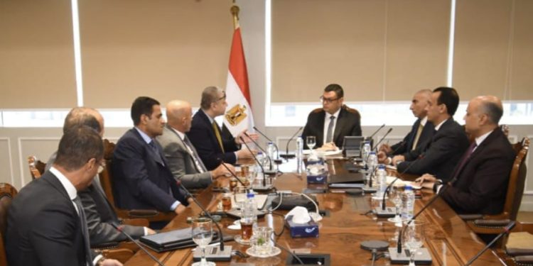 وزير الإسكان يتابع الموقف التنفيذى لمشروع أبراج الداون تاون وبحيرات العلمين «كريستال لاجون» بمدينة العلمين الجديدة