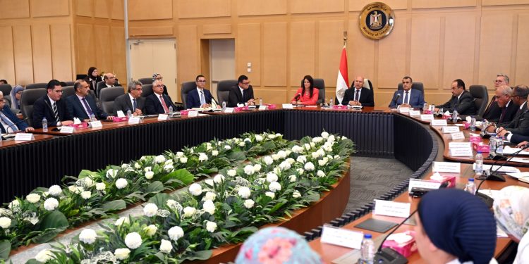 نائب رئيس مجلس الوزراء للتنمية الصناعية يترأس الاجتماع الثالث للمجموعة الوزارية للتنمية الصناعية بحضور ممثلي شعبتي السيراميك والسيارات باتحاد الصناعات المصرية