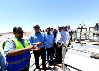 يتابعان أعمال تشغيل المحطة القائمة .. وزير الإسكان ومحافظ مطروح يتفقدان مشروع توسعات محطة معالجة الصرف الصحي بتقنية المعالجة الثلاثية بمرسى مطروح