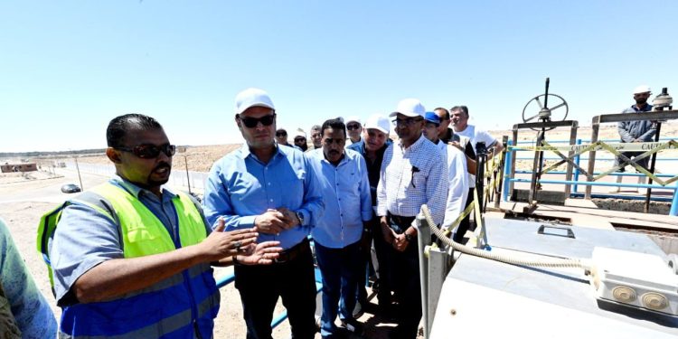 يتابعان أعمال تشغيل المحطة القائمة .. وزير الإسكان ومحافظ مطروح يتفقدان مشروع توسعات محطة معالجة الصرف الصحي بتقنية المعالجة الثلاثية بمرسى مطروح
