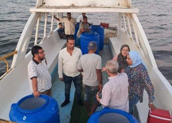 استكمالًا لخطة تنمية بحيرة قارون .. جهاز «حماية وتنمية البحيرات» يواصل إلقاء مليون وحدة زريعة من الجمبري اليوم