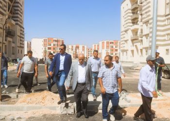 مسئولو «الإٍسكان» يتابعون موقف تنفيذ المشروعات السكنية والخدمات بمدينة العاشر من رمضان