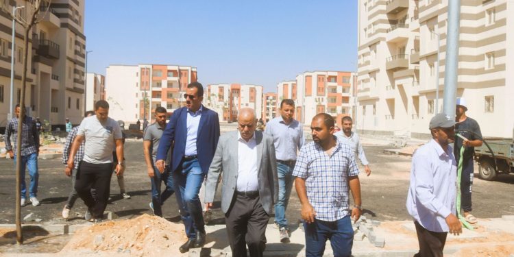مسئولو «الإٍسكان» يتابعون موقف تنفيذ المشروعات السكنية والخدمات بمدينة العاشر من رمضان