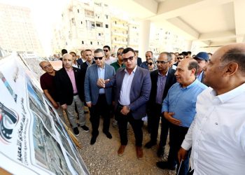 وزير الإسكان ومحافظ الإسكندرية يتفقدان مشروع إنشاء كوبرى على مستويين لربط شارع السادات بالطريق الدولى الساحلى