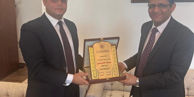 وزير الإسكان يستقبل نقيب الصحفيين للتهنئة بتوليه حقيبة الإسكان .. وبحث مطالب الصحفيين