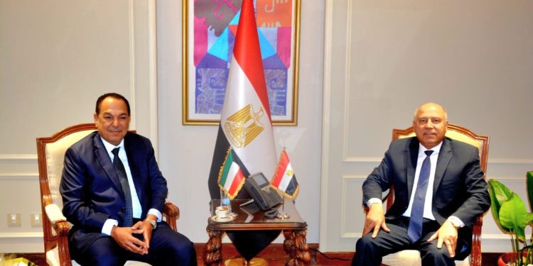 نائب رئيس مجلس الوزراء للتنمية الصناعية وزير الصناعة والنقل يبحث مع السفير الكويتي بالقاهرة تدعيم التعاون المشترك في مجالات والصناعة والنقل واللوجستيات