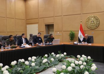 وزير الكهرباء يجتمع باللجنة المسئولة عن التنسيق بين كافة الجهات المعنية بإنهاء اعمال مشروع خط الربط الكهربائي المصرى السعودى