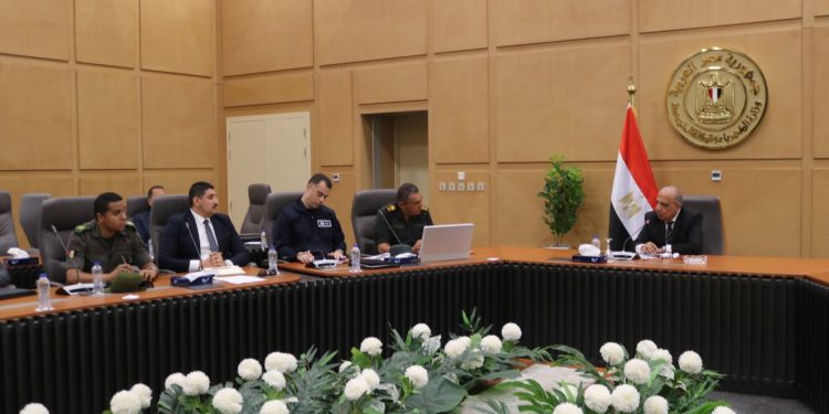 وزير الكهرباء يجتمع باللجنة المسئولة عن التنسيق بين كافة الجهات المعنية بإنهاء اعمال مشروع خط الربط الكهربائي المصرى السعودى
