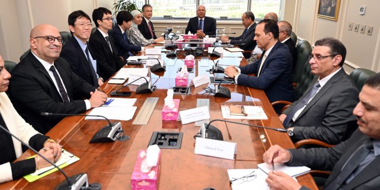 نائب رئيس مجلس الوزراء للتنمية الصناعية يلتقي السفير الياباني بالقاهرة لمتابعة الموقف التنفيذي للمشروعات المشتركة وبحث التعاون المستقبلي بين الجانبين في مجالي الصناعة والنقل