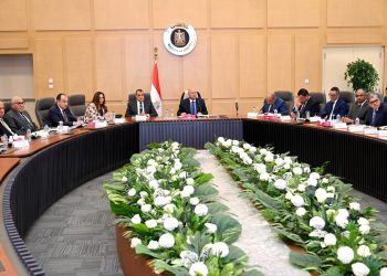 نائب رئيس مجلس الوزراء للتنمية الصناعية يترأس الاجتماع الرابع للمجموعة الوزارية للتنمية الصناعية بحضور ممثلي غرف الصناعات النسيجية والملابس الجاهزة والمفروشات ومستحضرات التجميل