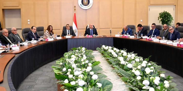 نائب رئيس مجلس الوزراء للتنمية الصناعية يترأس الاجتماع الرابع للمجموعة الوزارية للتنمية الصناعية بحضور ممثلي غرف الصناعات النسيجية والملابس الجاهزة والمفروشات ومستحضرات التجميل