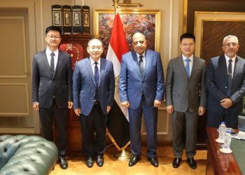 وزير الكهرباء يبحث مع شركة «هواوي الصينية» الاستعانة باجهزة ذكية فى شبكات التوزيع لحساب الطاقة وكشف التلاعب فى معدلات الاستهلاك والحد من سرقات الكهرباء