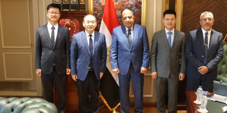 وزير الكهرباء يبحث مع شركة «هواوي الصينية» الاستعانة باجهزة ذكية فى شبكات التوزيع لحساب الطاقة وكشف التلاعب فى معدلات الاستهلاك والحد من سرقات الكهرباء