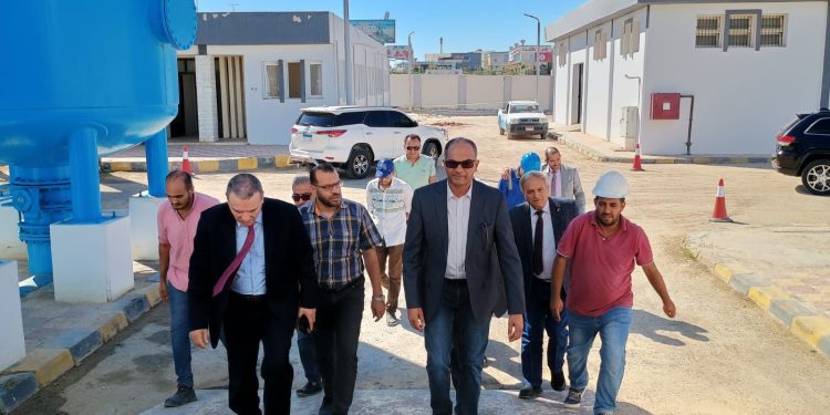 تنفيذاً لتكليفات وزير الإسكان: نائب وزير الإسكان يجتمع باللجنة المُشكلة لدراسة موقف خدمات مياه الشرب والصرف الصحي بمطروح