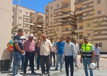 مسئولو «الإسكان» يتفقدون المشروعات السكنية والبنية التحتية بمدينة 15 مايو