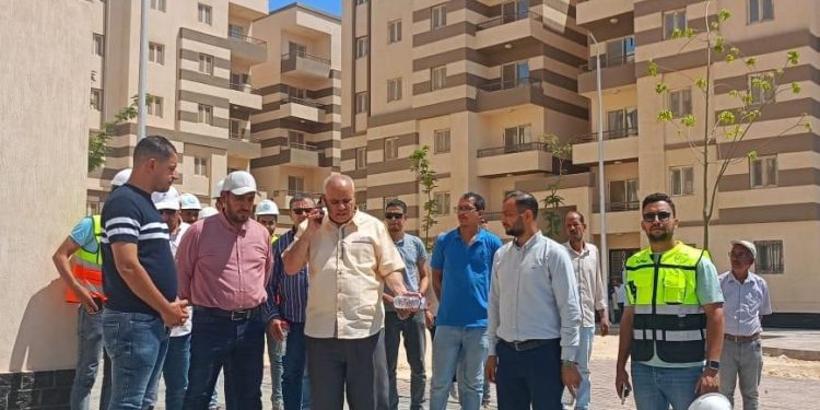 مسئولو «الإسكان» يتفقدون المشروعات السكنية والبنية التحتية بمدينة 15 مايو