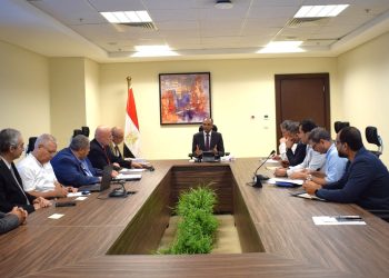 نائب وزير الإسكان يترأس اجتماعاً لمناقشة موقف منظومة الصرف الصحي والصناعي بالروبيكي