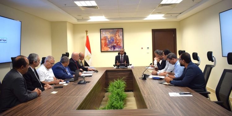 نائب وزير الإسكان يترأس اجتماعاً لمناقشة موقف منظومة الصرف الصحي والصناعي بالروبيكي