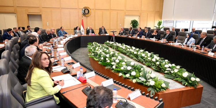 نائب رئيس مجلس الوزراء للتنمية الصناعية يترأس الاجتماع الخامس للمجموعة الوزارية للتنمية