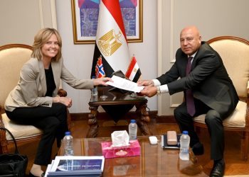 نائب رئيس مجلس الوزراء للتنمية الصناعية يبحث مع سفيرة النرويج بالقاهرة تعزيز الاستثمارات النرويجية بالسوق المصري في مجالات الطاقة الجديدة والمتجددة والنظيفة ومكونات إنتاجها