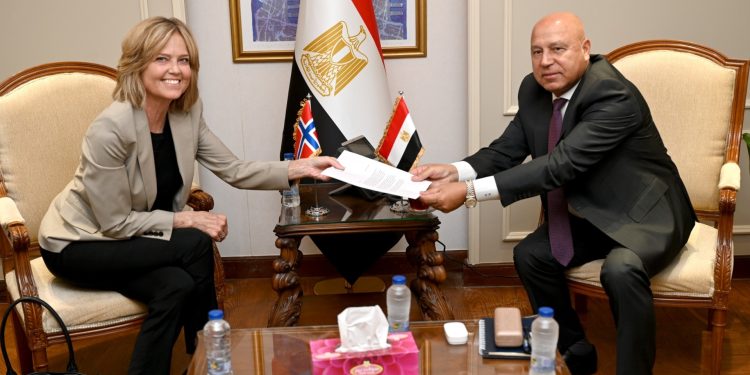 نائب رئيس مجلس الوزراء للتنمية الصناعية يبحث مع سفيرة النرويج بالقاهرة تعزيز الاستثمارات النرويجية بالسوق المصري في مجالات الطاقة الجديدة والمتجددة والنظيفة ومكونات إنتاجها