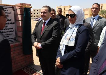 تبرعا من شركة ريكون للمقاولات وأعمال الطاقة .. المشرف على مكتب وزير الإسكان يضع حجر الأساس لإنشاء قاعة مؤتمرات وأرض معارض ومول تجاري بمدينة الشيخ زايد