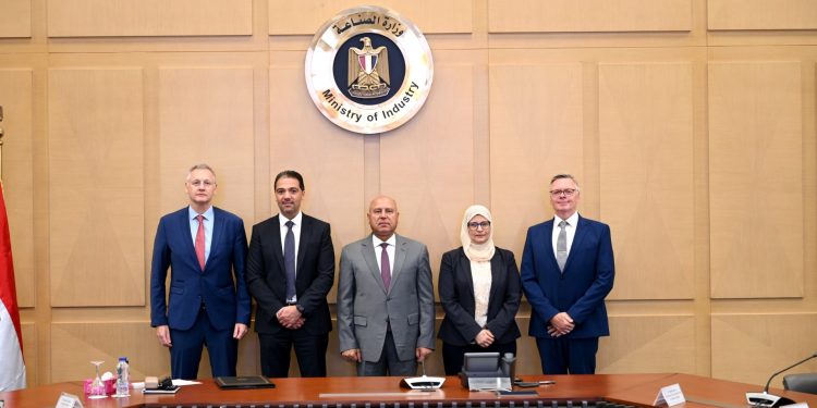 نائب رئيس مجلس الوزراء يشهد توقيع مذكرة تفاهم بين الهيئة العامة للتنمية الصناعية وشركة سيمنس للصناعات بشأن تطوير التصنيع والتجميع المحلي للمكونات والمنتجات الكهربائية ذات الجهد المنخفض والمتوسط في مصر