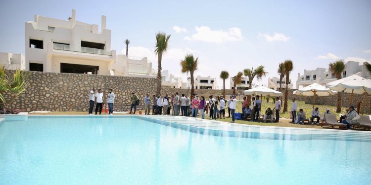 الحياة تدب في «چيفيرا» مع استكمال تسليم الوحدات للعملاء .. و تشغيل الشاطيء ووحدة طوارئ مستشفي چيفيرا